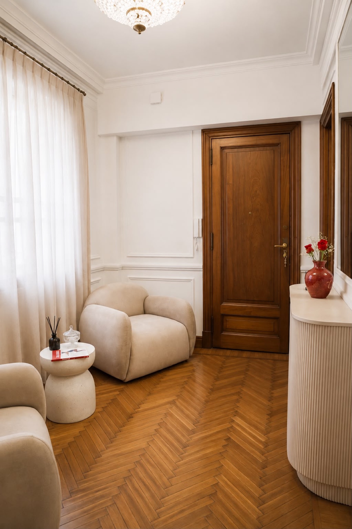 Recepción de The Club, ambiente cálido en edificio histórico de Retiro
